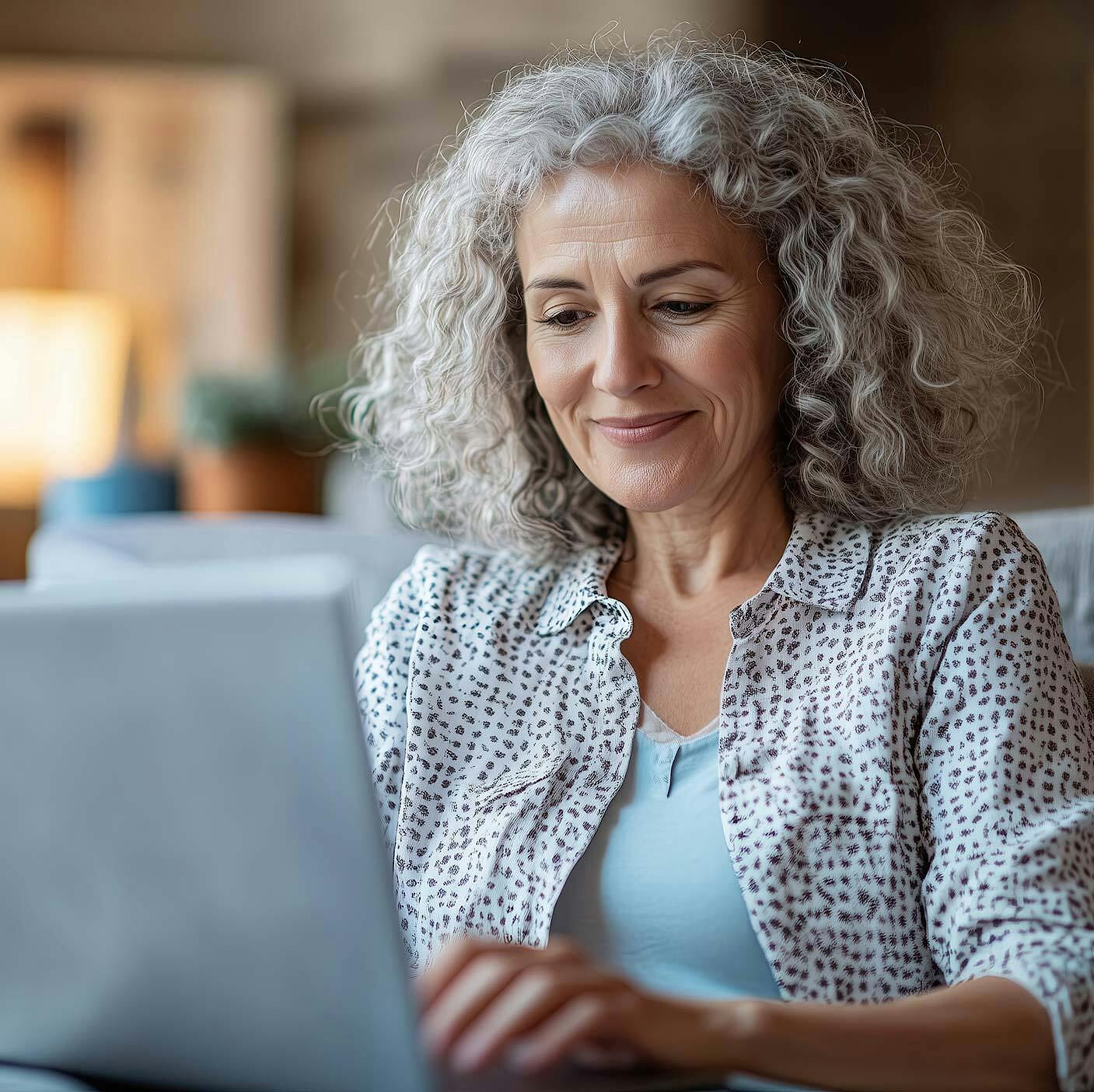 Lady with laptop 1406x1406